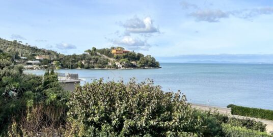 Porto S. Stefano – Località Pozzarello Appartamento con bellissima vista sulla baia del Pozzarello a pochi passi dalla spiaggia