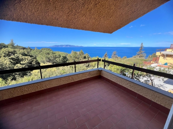 Consorzio di Cala Moresca appartamento indipendente con terrazzi vista mare dependance e posto auto