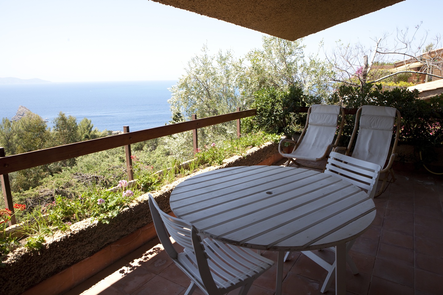 Consorzio di Cala Moresca appartamento indipendente con terrazzi vista mare dependance e posto auto