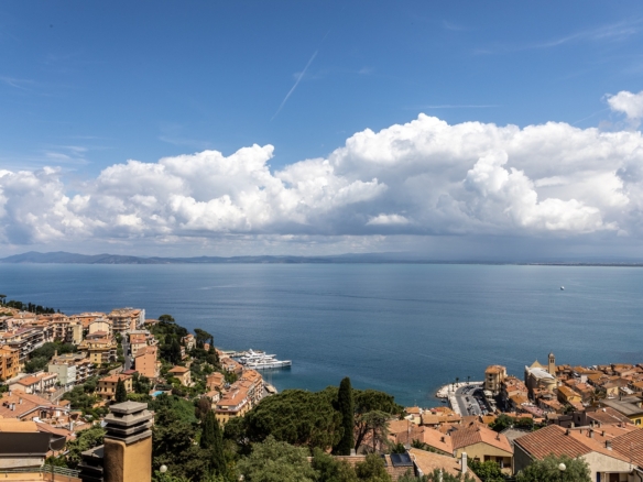 Porto S. Stefano- Via della Grotta – Appartamento su tre livelli con terrazzo vista mare