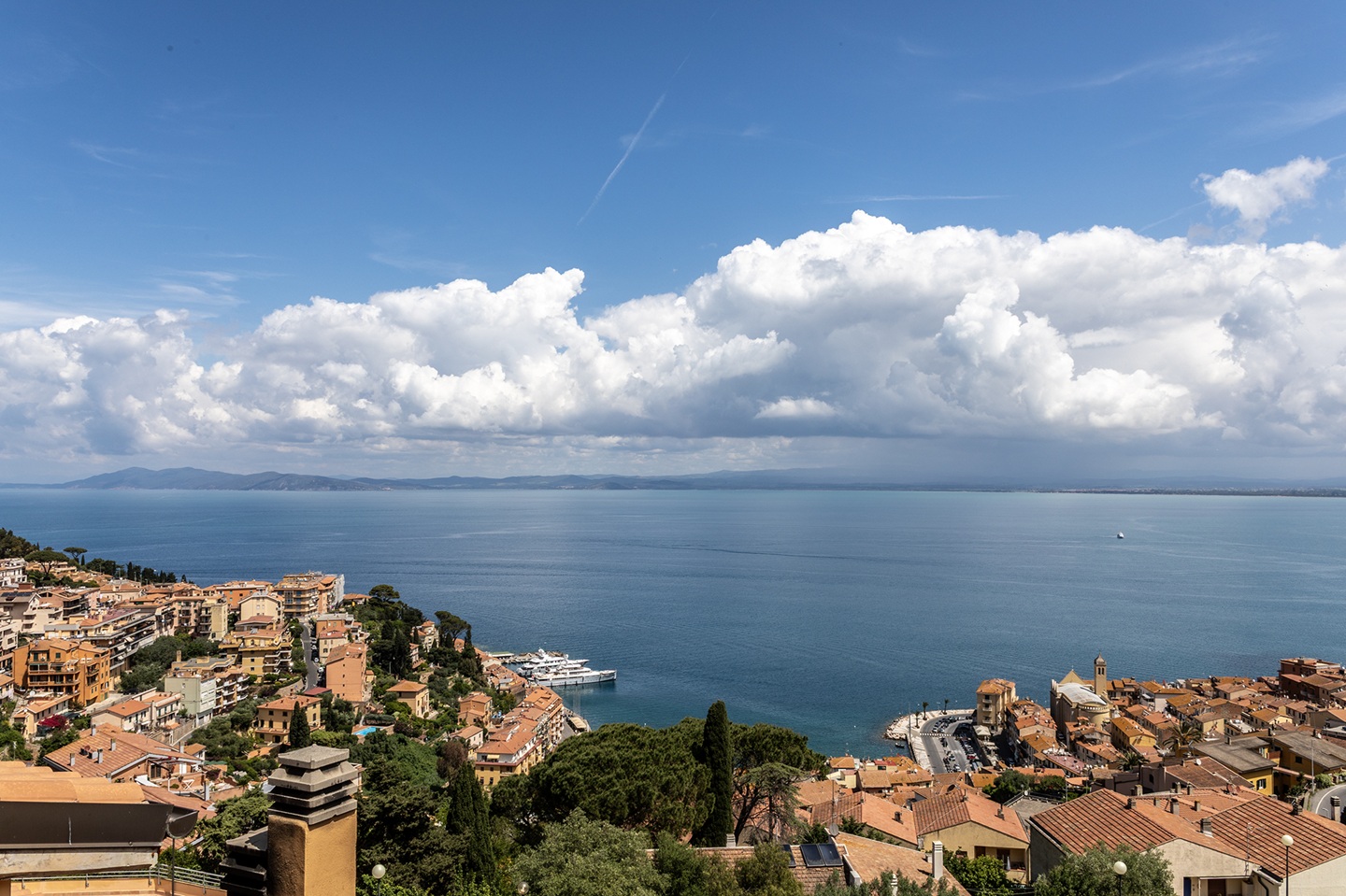 Porto S. Stefano- Via della Grotta – Appartamento su tre livelli con terrazzo vista mare