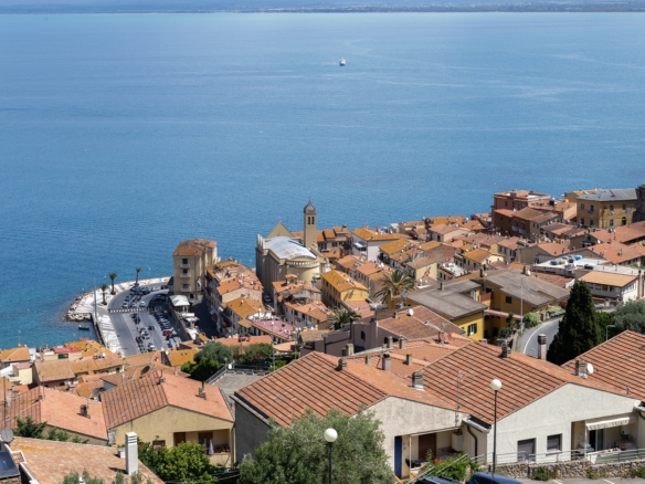 Porto S. Stefano- Via della Grotta – Appartamento su tre livelli con terrazzo vista mare