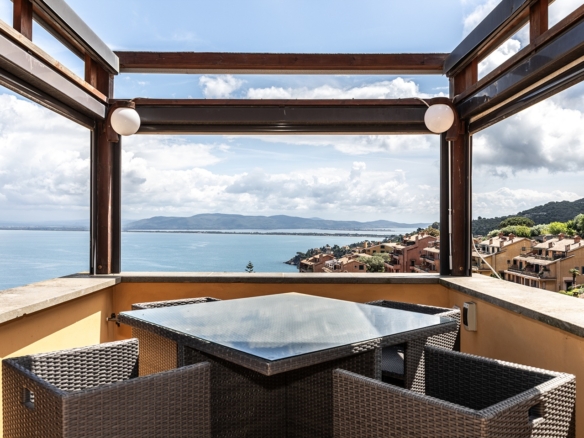Porto S. Stefano- Via della Grotta – Appartamento su tre livelli con terrazzo vista mare
