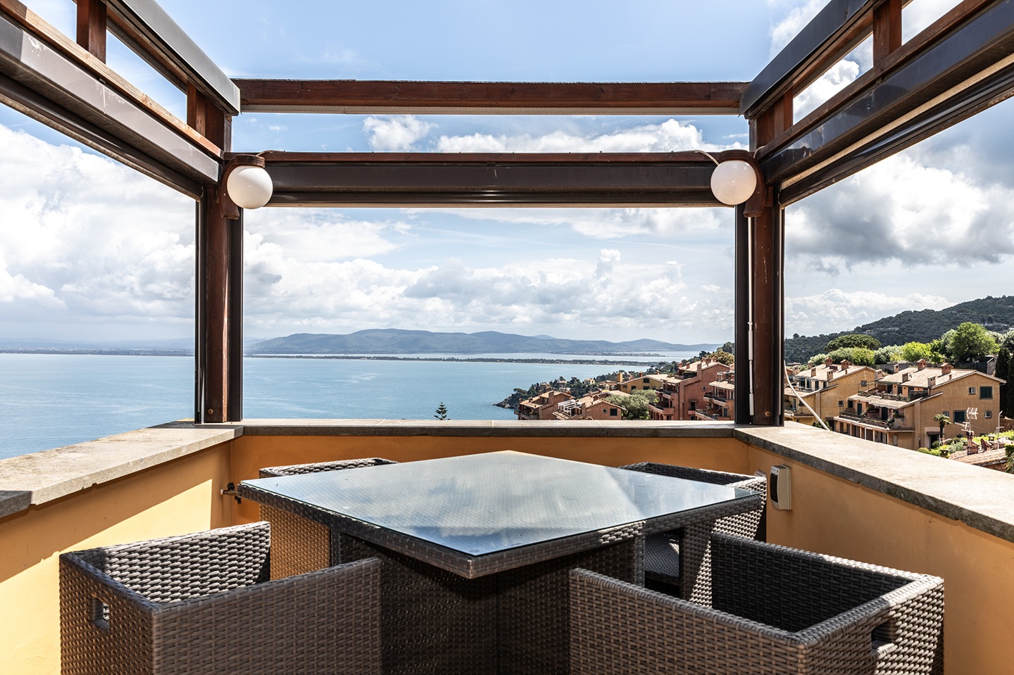 Porto S. Stefano- Via della Grotta – Appartamento su tre livelli con terrazzo vista mare