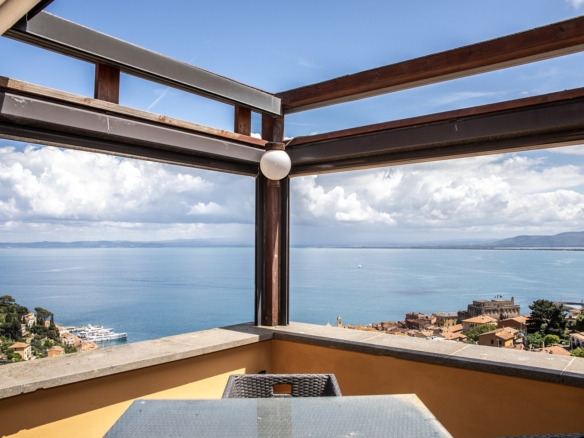 Porto S. Stefano- Via della Grotta – Appartamento su tre livelli con terrazzo vista mare