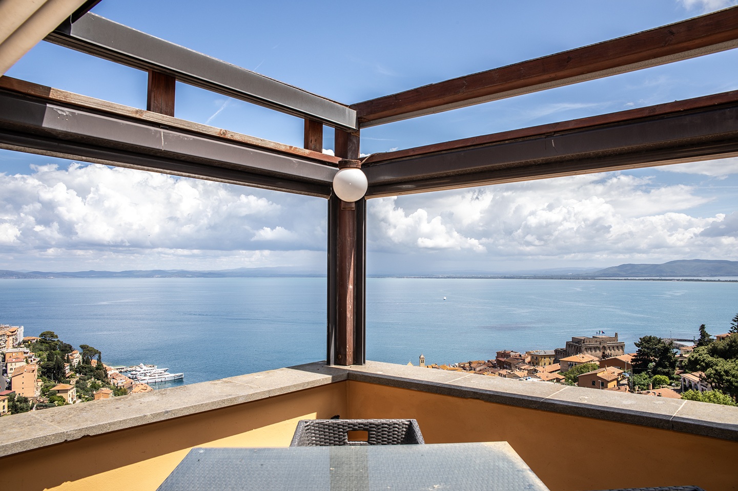 Porto S. Stefano- Via della Grotta – Appartamento su tre livelli con terrazzo vista mare