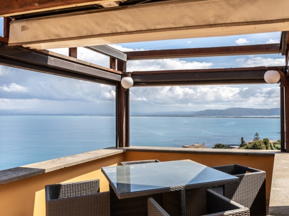 Porto S. Stefano- Via della Grotta – Appartamento su tre livelli con terrazzo vista mare