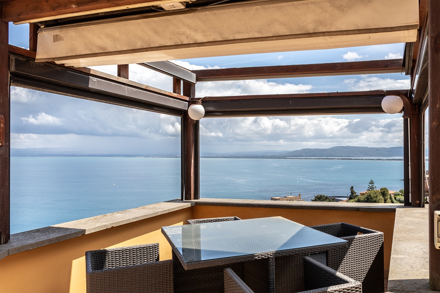 Porto S. Stefano- Via della Grotta – Appartamento su tre livelli con terrazzo vista mare