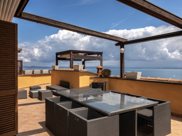 Porto S. Stefano- Via della Grotta – Appartamento su tre livelli con terrazzo vista mare