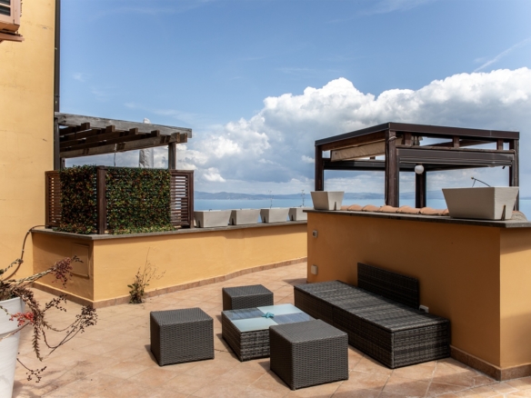 Porto S. Stefano- Via della Grotta – Appartamento su tre livelli con terrazzo vista mare