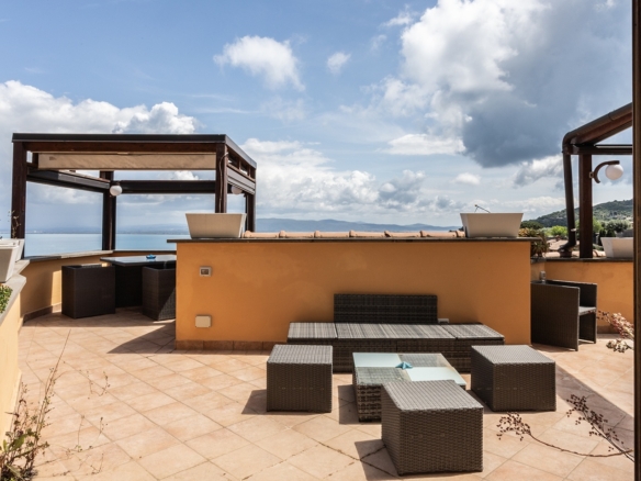 Porto S. Stefano- Via della Grotta – Appartamento su tre livelli con terrazzo vista mare