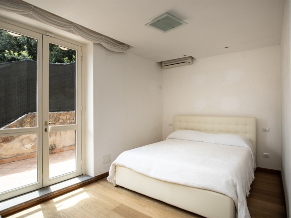 Porto S. Stefano- Via della Grotta – Appartamento su tre livelli con terrazzo vista mare