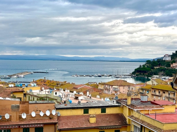 Porto S. Stefano – appartamento in centro di ampia metratura con giardino e vista mare