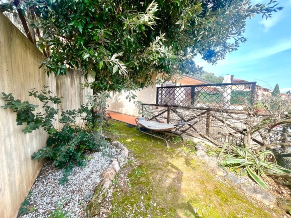 Porto S. Stefano – immobile con terrazzo abitabile, giardino e box auto
