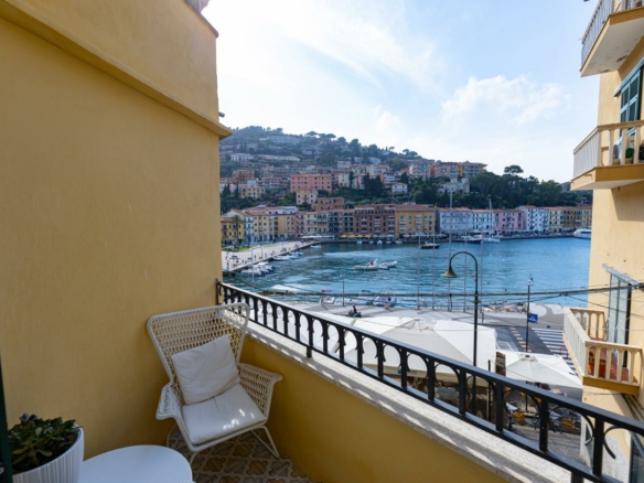 Porto Santo Stefano – Eleganza contemporanea e vista mare nel cuore del paese