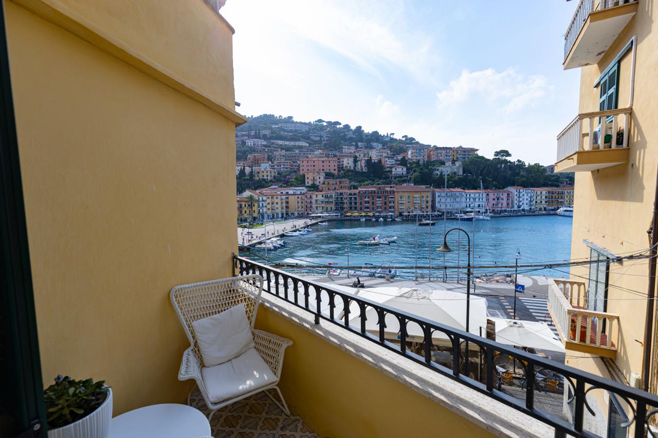 Porto Santo Stefano – Eleganza contemporanea e vista mare nel cuore del paese