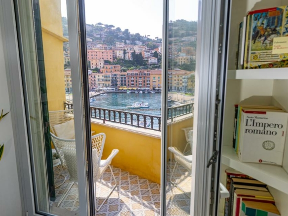 Porto Santo Stefano – Eleganza contemporanea e vista mare nel cuore del paese