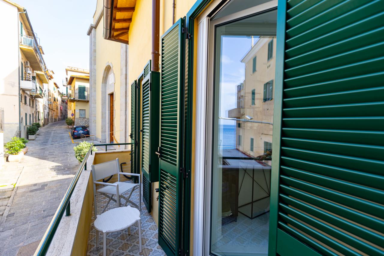 Porto Santo Stefano – Eleganza contemporanea e vista mare nel cuore del paese