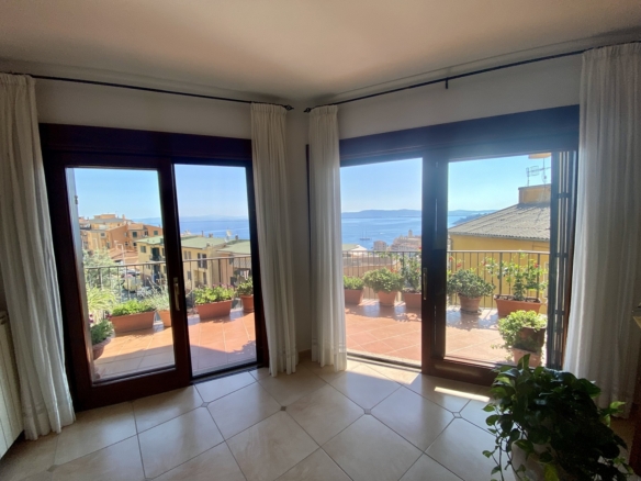 Porto S. Stefano appartamento con grande terrazza vista mare e posto auto